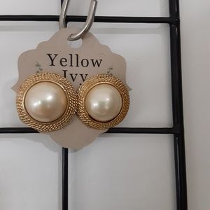 Pearl studs